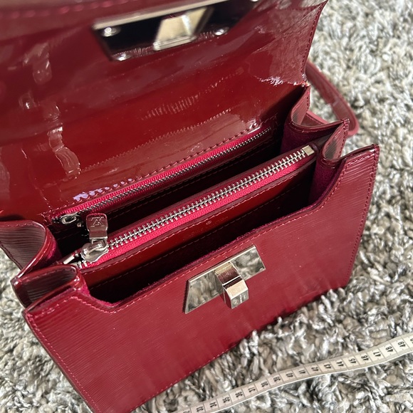 Beautiful burgundy small crossbody. It’s NOT AUTHENTIC🤗 - Picture 9 of 11